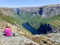 Utsikt mot Tengesdalsvatnet og Norddalen. Høyversknuten snevrer inn øvre del av Norddalen.