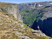 Fra kanten mot Trodla-Tysdal er det utsyn mot dramatiske fjellsider. Høgeto til venstre.