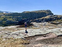 Vi nærmer oss Nibefjellet. Herfra er det en flyttblokk man ser på toppen, varden er litt lenger sør.