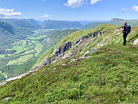 Utsikt fra Tverrfjellet mot Tysdalsvatnet (med Reinaknuten) og Årdalsfjorden.