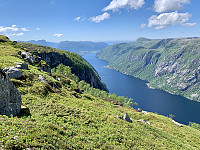 Utsikt fra Tverrfjellet vestover Øvre Tysdalsvatnet mot Årdal.