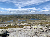 Vi nærmer oss toppen og ser tilbake mot Grunnevassknuten i nordvest. Vannene vi ser er Holevoilan ved stien mot Knaberøysa.