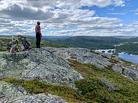 Toppen med utsikt mot Gyvatn og fjellene i nordre del av Åseral.