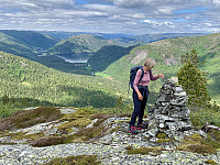 Siktevarde nord for toppen. Vi ser Lognevatnet. Skrivarknuten bak til venstre i horisonten.