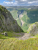 Fra Heimre Klemma. Vi ser ned Juvavassbekken med utsikt mot Fossjuvet på motsatt side av Indredalen.