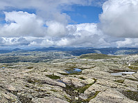 Utsikt mot nord. Gullingen til venstre i bildet, Kvivatn midt i bildet og Odden i Førre til høyre.