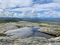 Utsikt mot nordvest. Vikestølheia sentralt i bildet og Gunlanuten litt til høyre. Boknafjorden i bakgrunnen.