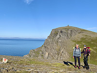 På vei mot Tarhalsen med Kjøttvikvarden bak oss