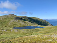 Vi kommer over fjellet fra Gamvik og ser Kjøttvikvarden.