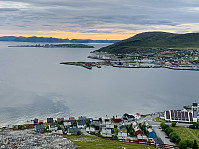 Utsiktspunkt mot Hammerfest og Sørøya litt nordøst for varden.