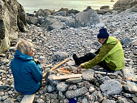 Bål i stranda i Tarhalsskaret.