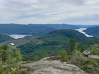 Utsikt mot sør. Til høyre ser vi søre del av Byglandsfjorden. Litt til høyre for midten ser vi Årdalsknapen.