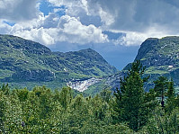 Napuren, sentralt i bildet, sett fra veien.