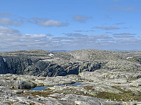 Utsikt nordover mot Klumpen. Litt til venstre for midten av bildet sees Napen. Snønuten til høyre for Klumpen.