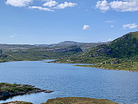 Fra sørsida av Grauthellervatnet ser vi Fitjaknuten som troner i nordvest. (Nesten umulig å få tatt et bilde her uten strømlinjer).