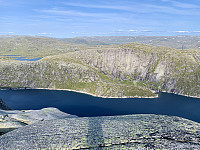 Utsikt fra østkanten av Auråhorten mot Litle Auråhorten med den bratte vestsida. Aurådalen er fylt med Svartevassmagasinet. Smalevatnet til venstre.