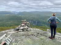 Utsikt østover mot Gloppefossen fra topp 1055. Bak i dalen til venstre i bildet ser vi Napuren.