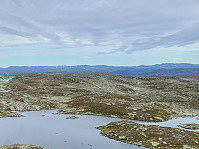 Utsikt mot nordvest. Fra venstre ser vi Mælen, Trollaskeinuten, Ikastenuten og Fitjanuten. Kistenuten og Vassdalseggen helt til høyre i bildet er vanskelige å skille fra kverandre.