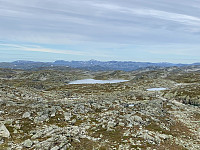 Utsikt mot vest. Fra venstre ser vi Grønafjellet, Leirnuten, Kringlenuten, Steinkilenuten, Snønuten, Kaldafjellet og Skaulen.