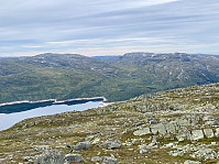 Utsikt over Vatndalsvatnet mot Kvervetjønnuten og Snjoheinuten.