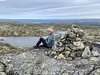 Toppvarden med utsikt mot nord med Storenos på Hovden til venstre og Sæsnuten i horisonten.