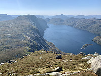 Utsikt fra punkt 934 helt vest på fjellet. Storbakknuten, til venstre, Myrtjørn med Vinjakula bak.