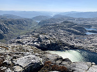 Utsikt sørover med Saudafjorden og Helgedalsvatnet nær midtre del av av bildet. Hustveitsåta til høyre.