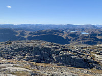 Utsikt mot sørvest. Vi ser fra venstre Grønafjellet, Steinkilenuten, Leirnuten, Kaldafjellet, Kringlenuten, og Snønuten. Lenger til høyre ser vi Skyvassheia, Storhellernuten og Skaulen.