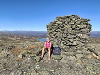 Gedigen varde som dessverre har rast ut på nordsida. Grunnevatn delvis skjult bak varden.