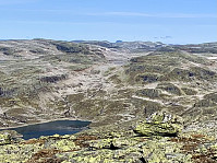 Utsikt nordover med Hårteigen og Sandfloeggen litt til høyre for midten i horisonten.