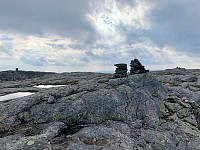 De tre toppene. Nærmest er den nordligste toppen som er den høyeste. Til høyre er det gamle trig-punktet. Bak til venstre er varden.