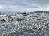 Trig-punktet med varden i bakgrunnen.