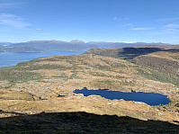 Utsikt mot nordøst. Vasstølsvatnet i forgrunnen. Ulvanosa og Folgefonna bak.