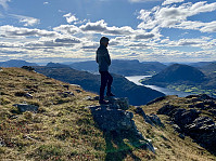 Utsikt mot sør. Til venstre ser vi litt av Sandeidfjorden og Vidhovda. Til høyre ser vi Ølsfjorden og Kåtanuten.