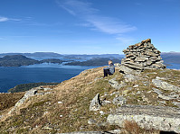 Toppen med utsikt mot Borgundøya og Halsnøya.