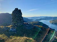 Utsikt mot Håfjellet og ut Åkrafjorden.