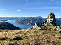 Fin varde med Åkrafjorden og Ulvanosa i bakgrunnen.