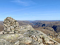Toppvarden med Hunnevatn sentralt i bildet. Hilleknuten og Grubba i horisonten.