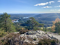 Utsikt mot Mjåvatsfjorden. Risdal til høyre.
