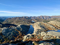 Utsikt mot Stora Heia og fjellene på nordsiden av Frafjorden.