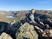 Toppen av Steinknuden med Giljastølsvatnet i bakgrunnen.