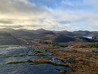 Utsikt mot Sikvalandskula, Eidlandskula og Skogafjellet. Litt av Homslandsvatnet til høyre. 