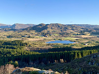 Utsikt mot Lomatjørni med Stokkafjellet og Vardåsen i bakgrunnen.