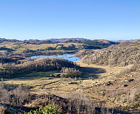 Utsikt mot Grimevatnet. Et glimt mot havet til høyre (mot nordvest).