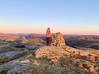 Fin topp med fin varde. Vi ser litt av Birkelandsvatnet til venstre.