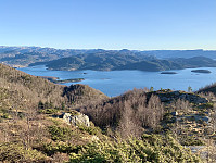 Botnefjorden til venstre og Kvalvåg til høyre.