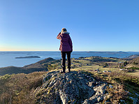 Toppen med utsikt mot Sør-Hidle og Rennesøy.