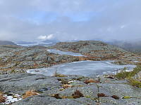 Utsikt nordvestover mot Årdalsfjorden og Helgøy (Broa såvidt synlig).