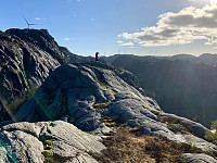 Toppen med Helleheia med vindmøller i bakgrunnen.
