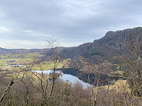 Utsikt mot Hagatjørna og Faurefjellet.